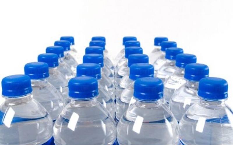 حملة لـ"الغذاء والدواء" للتوعية بمخاطر الاستخدامات الخاطئة للعبوات البلاستيكية