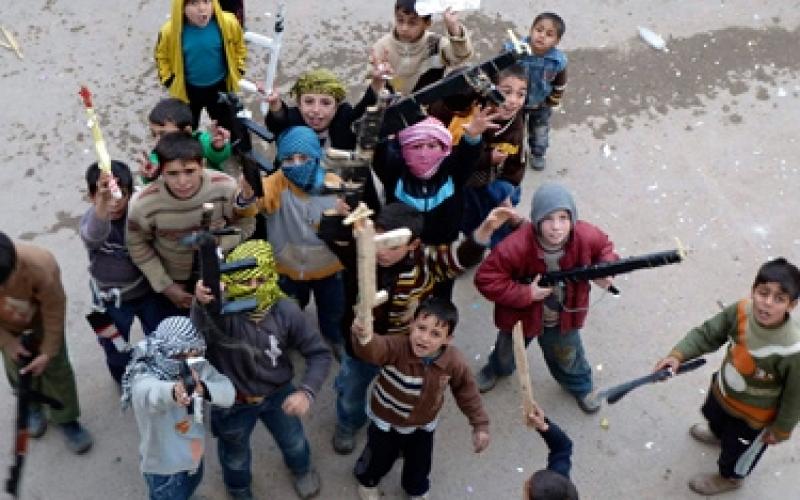 مظاهراتٌ وجنازاتٌ ومعارك... أحدث ألعابِ أطفال اللاجئين