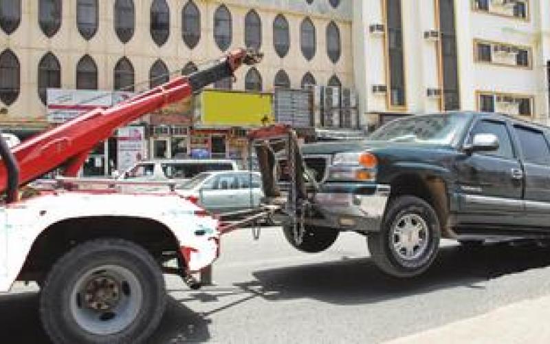 14 ونش للأمانة وإدارة السير لرفع المركبات التي تعيق عمل آلياتهما