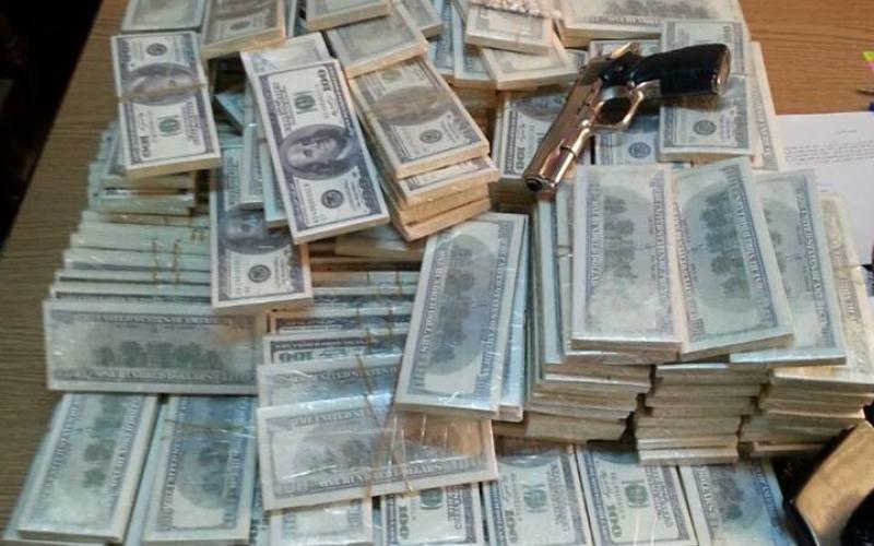 الأمن يقبض على شخصين بحوزتهما 75 ألف دوﻻر مزيفة