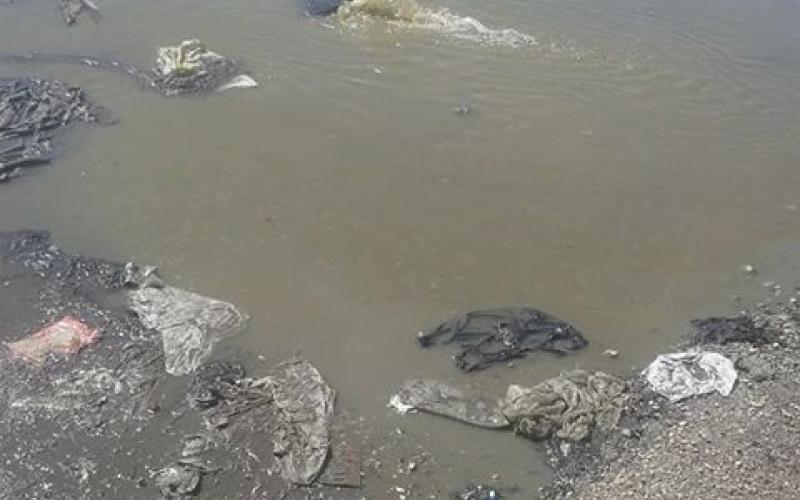 مياه الصرف الصحي تفيض بالرصيفة.. والسلطة: "سياراتنا معطلة"