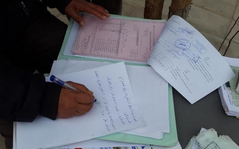 كاتب الاستدعاءات.. طاولة ومظلة و"الرزق على الله"