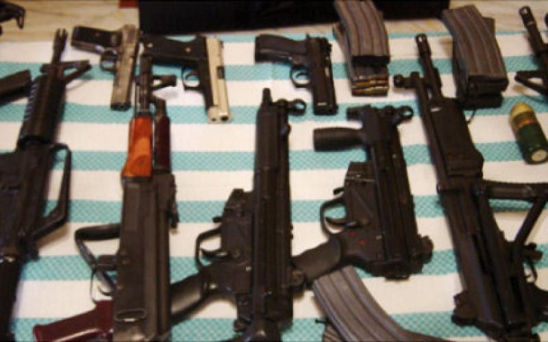 الأمن يقبض على 7 بتهمة إتجار بالأسلحة وآخر لزراعته الماريغوانا