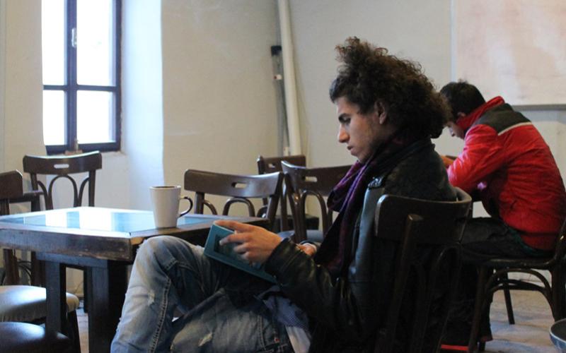 مقاهي عمان... الملاذ الأقرب للاجئين سوريين في غربتهم