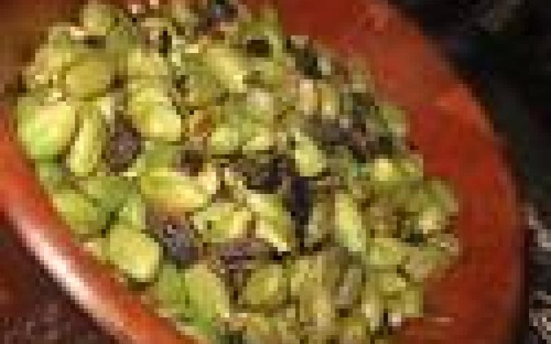 موسم اللوز الاخضر و"الحاملة ملانة" ينعش قلوب الزرقاويين واسواقهم