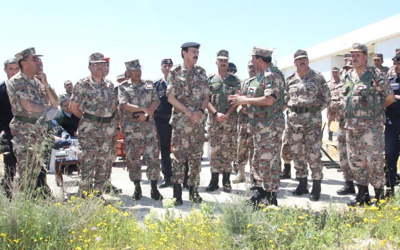 الزبن يوصي بالتعامل بحزم تجاه من يقترب من الحدود