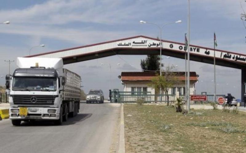 شاحنات تنقل البضائع من المنطقة الحرة لمركز جابر