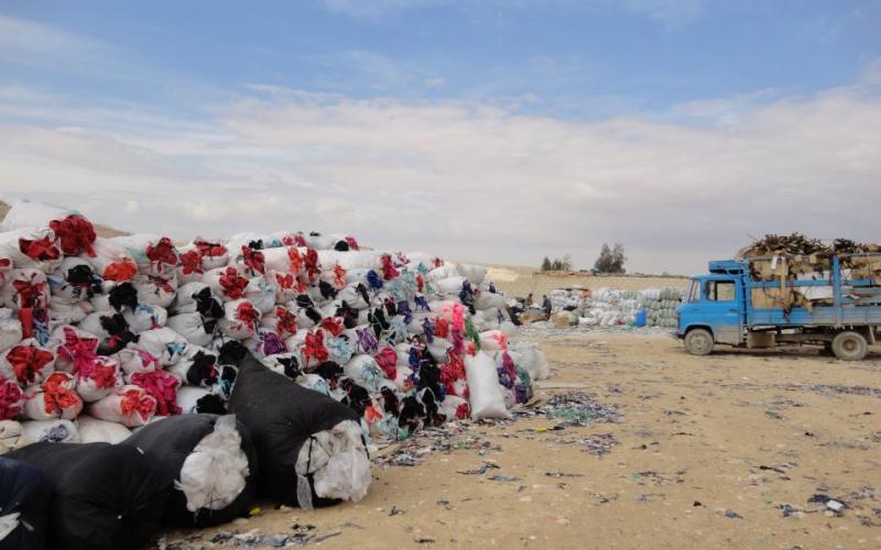 الحلابات: "مكب" لمخلفات مصانع الالبسة يفتك بالمزروعات والماشية