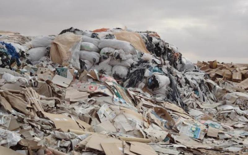 الحلابات: "مكب" لمخلفات مصانع الألبسة يفتك بالزرع والماشية