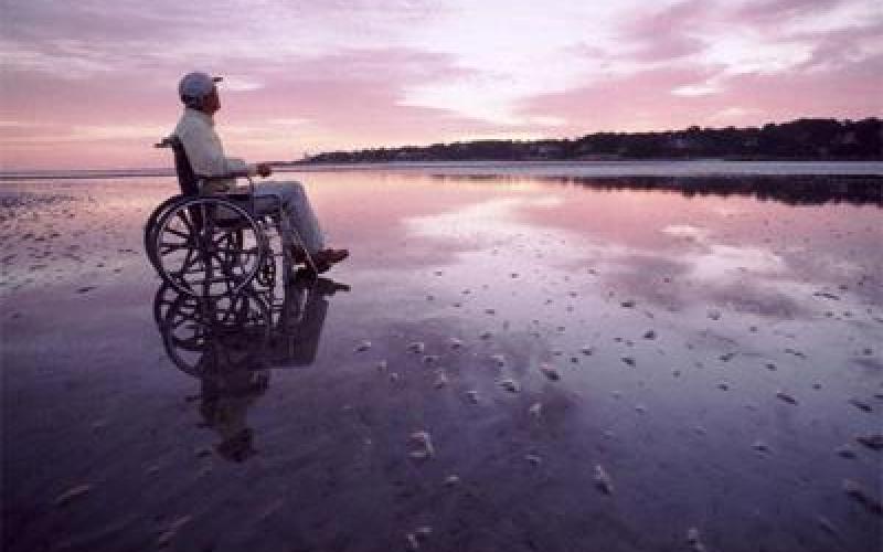 طاهر... صانع الأطراف والأحلام والأمل