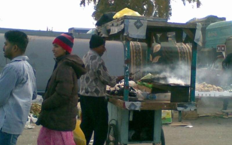 ضبط وافد يبيع بقايا الدجاج "سندويشات كباب"