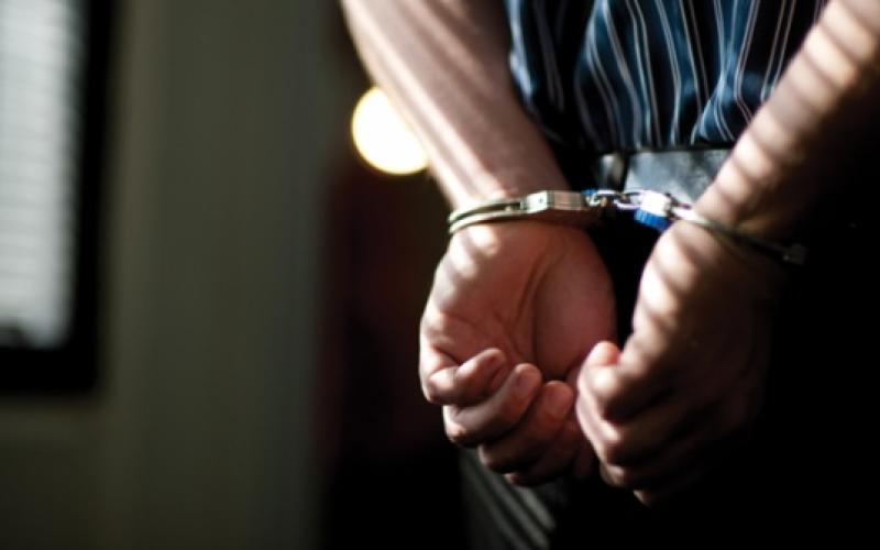 القبض على مطلوب بسرقة مركبات ومفاوضة مالكيها