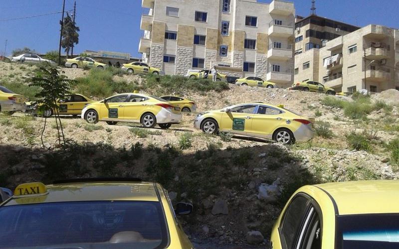 سائقوا "التاكسي" المعتصمون يتوجهون إلى "الرابع"