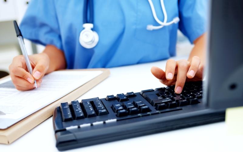 زيادة مشاركة المرأة في "التمريض".. وانحسار النظرة السلبية