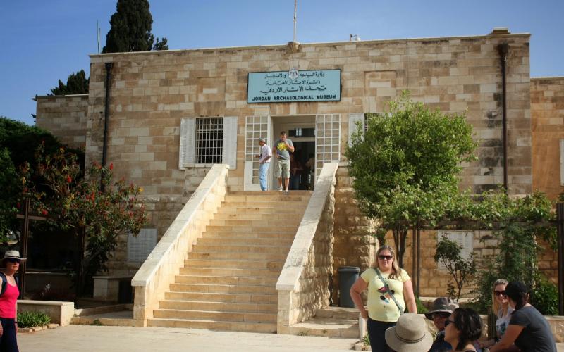 ضعف دعم "الآثار" يدفعها للمساعدات الخارجية