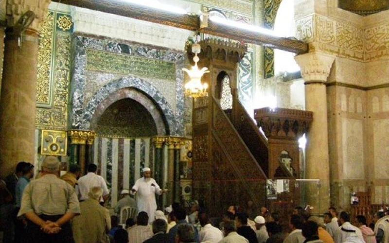 مصلون يمنعون هليل من خطبة الجمعة في الأقصى
