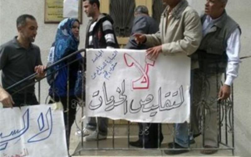 العاملون في الانروا يلوحون بالتصعيد