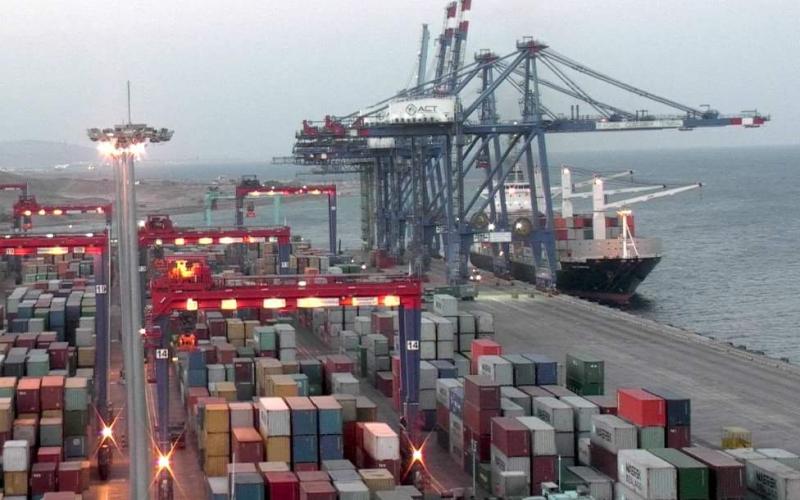 عمّال ميناء الحاويات يلوّحون بالإضراب الشامل