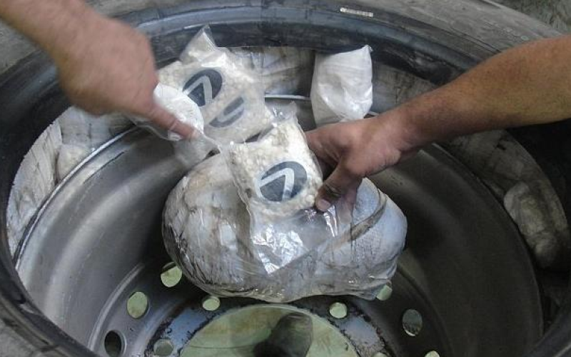 القبض على شخصين حاولا تهريب حبوب مخدرة في إطار سيارة