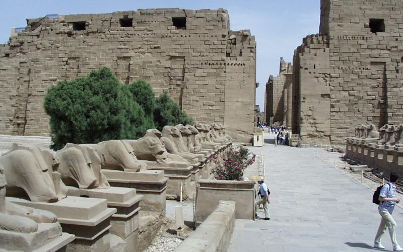 انفجار سيارة مفخخة في الأقصر بمصر