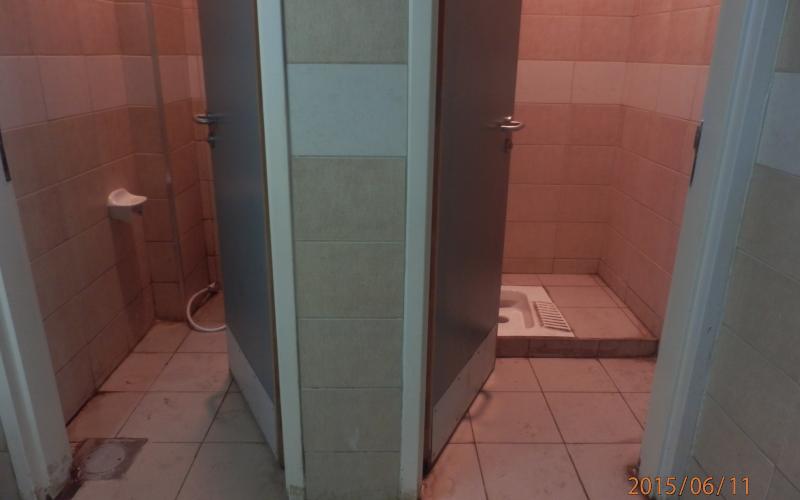 تحسن النظافة بمراحيض عيادات المستشفى الحكومي بعد تقرير "هنا الزرقاء"