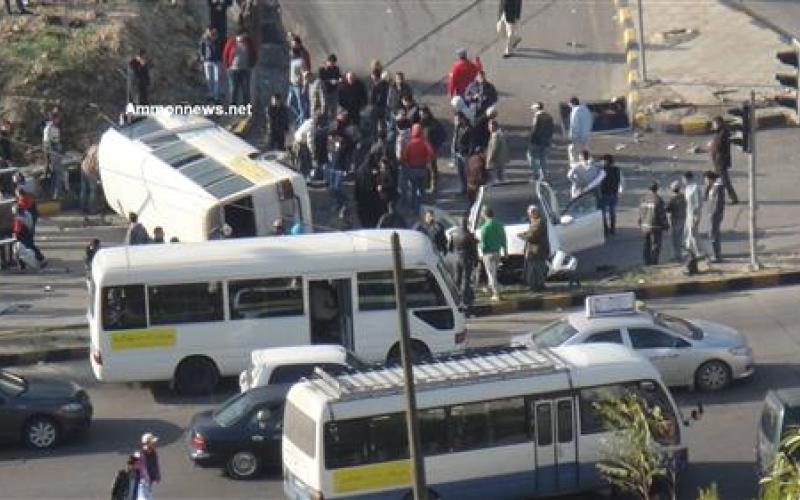 إصابة 13 بتدهور"كوستر"عند إشارات الغاز