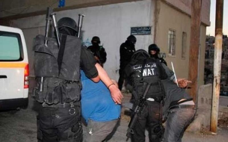 القبض على مطلوبين بقضايا سرقات ومخدرات