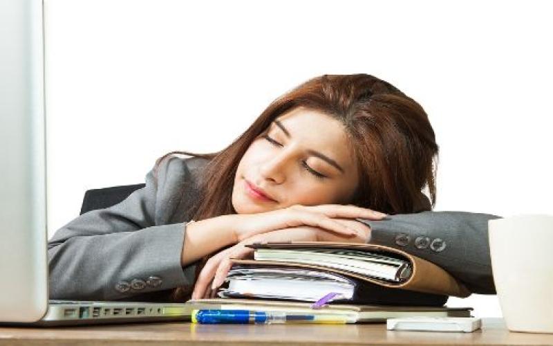 خبراء: سلوكيات الموظفين خلال "رمضان" تخفّض الدخل القومي