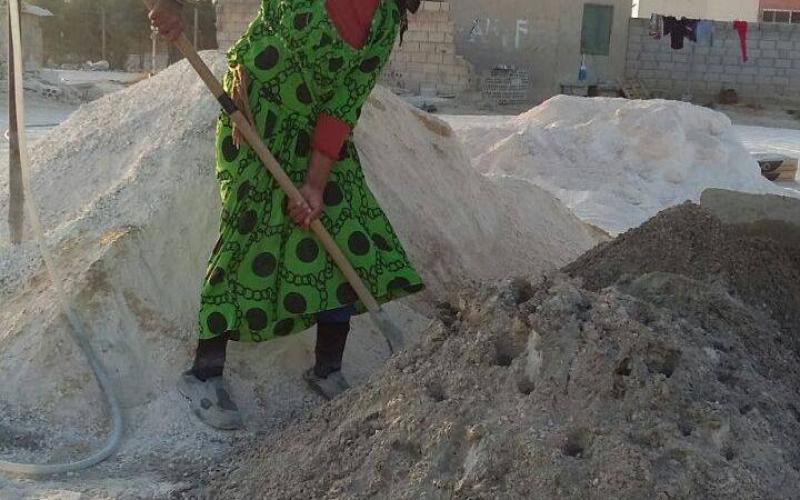 "أم فاطمة السورية".. يد في معمل الطوب واخرى تدير شؤون البيت