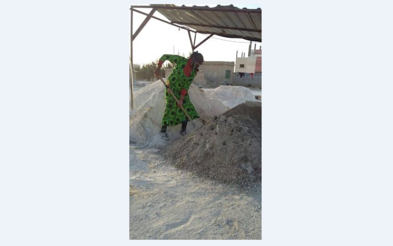 "أم فاطمة السورية".. يد في معمل الطوب وأخرى تدير شؤون البيت