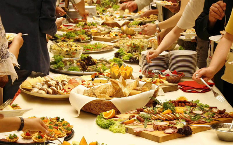 زيادة الإنفاق في رمضان.. يلقي بفائض الأطعمة إلى سلال المهملات