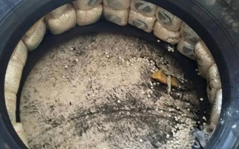 إحباط تهريب 200 ألف حبة مخدرة بإطار سيارة