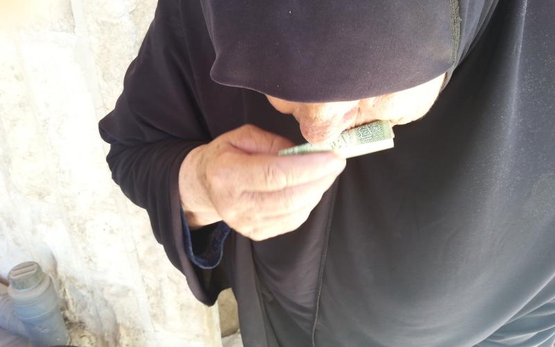 سر العجوز "أم عطيه" منظفة ادراج البنايات بالزرقاء