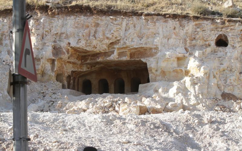 جرش: العثور على قطع أثرية بحفرية