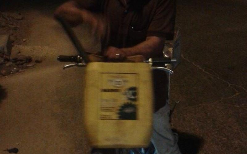 مسحراتي حي الفلاح بالزرقاء.. "بسكليت وتنكة زيت"