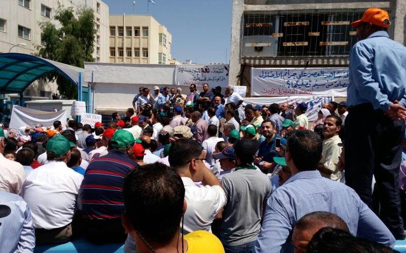 عاملون في "الأونروا" يلوحون بالتصعيد بحال تعليق التعليم في الوكالة