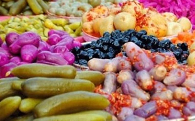 ضبط 24 طن مخللات فاسدة