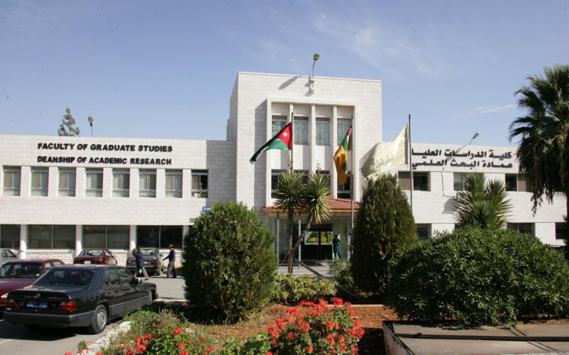 تقديم طلبات الالتحاق بالجامعات الأربعاء