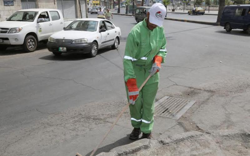 حملة توزيع قبعات على عمال الوطن