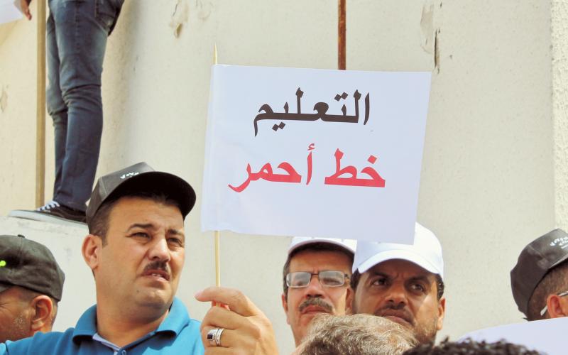 عاملو "اونروا" يعتصمون احتجاجا على خطط تأجيل العام الدراسي