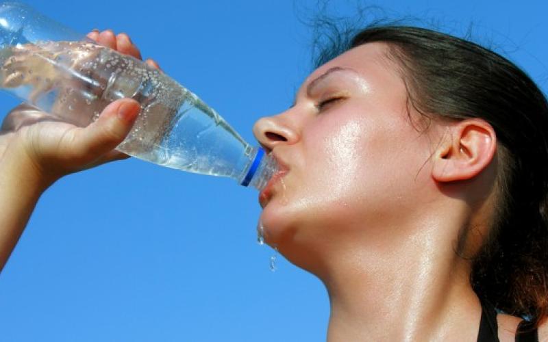 ضربات الشمس والتسمم الغذائي ابرز مخاطر موجات الحر