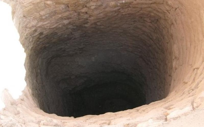 القبض على مشتبه بقتلهم فتاة وإلقائها في بئر