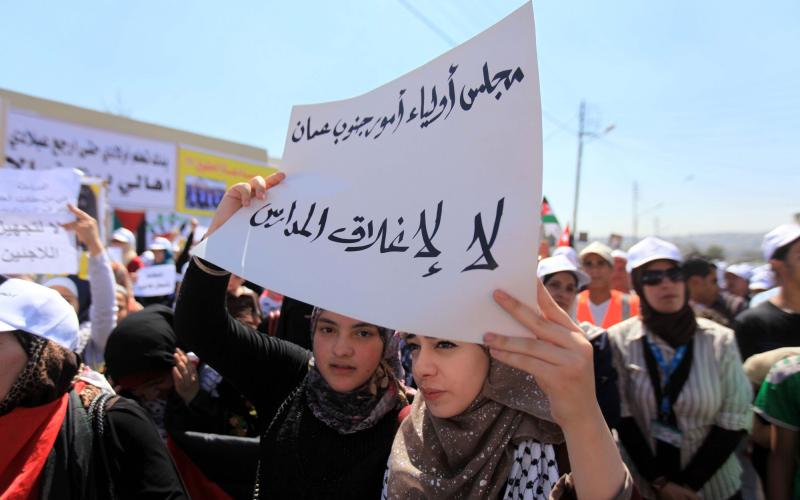 العاملون في الانروا يجددون احتجاجهم ضد تأجيل الدراسة