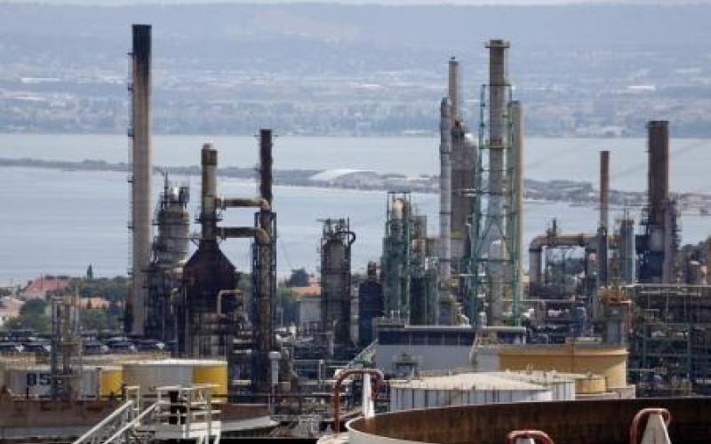 النفط يغلق منخفضا أكثر من 2% ويسجل 45 دولارا للبرميل