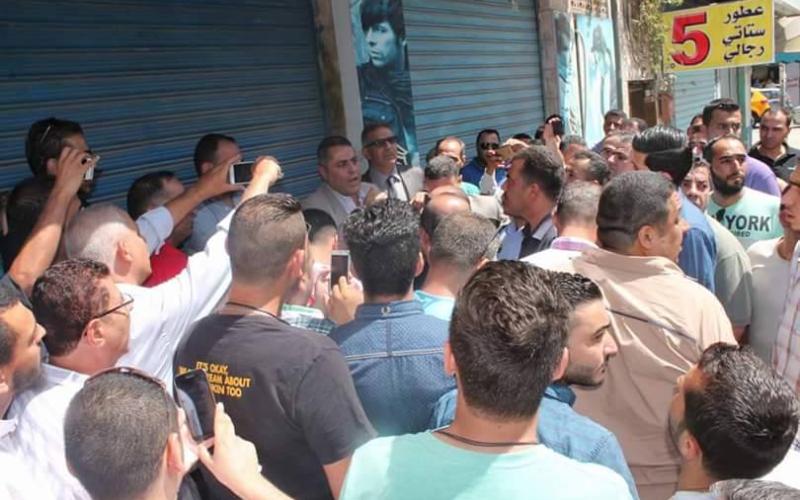 محتجون على "الاوتوبارك" يغلقون شارع "باب الواد" بالزرقاء