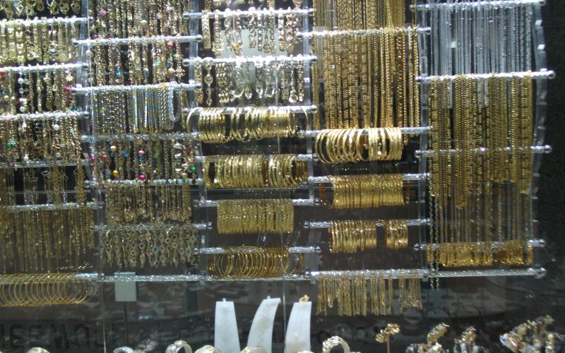 هبوط الاسعار وموسم الاعراس ينعشان تجارة الذهب في الزرقاء