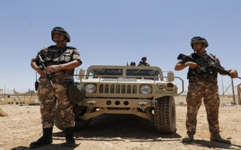 الجيش يقتل متسلل ويصيب آخر