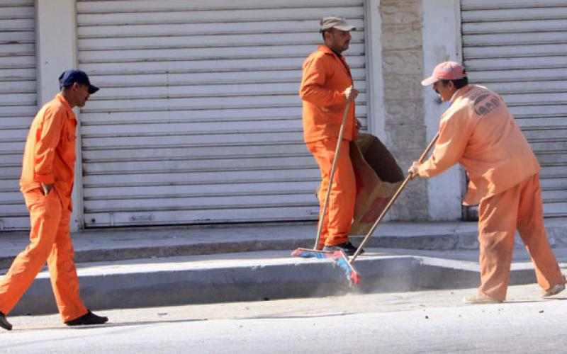 انقاذ عمال في أمانة عمّان بعد أن علقت مركبتهم بعبارة