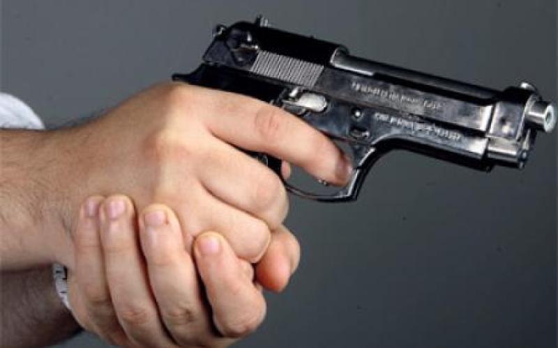 النقابة: ولي أمر طالب يشهر مسدس على معلم