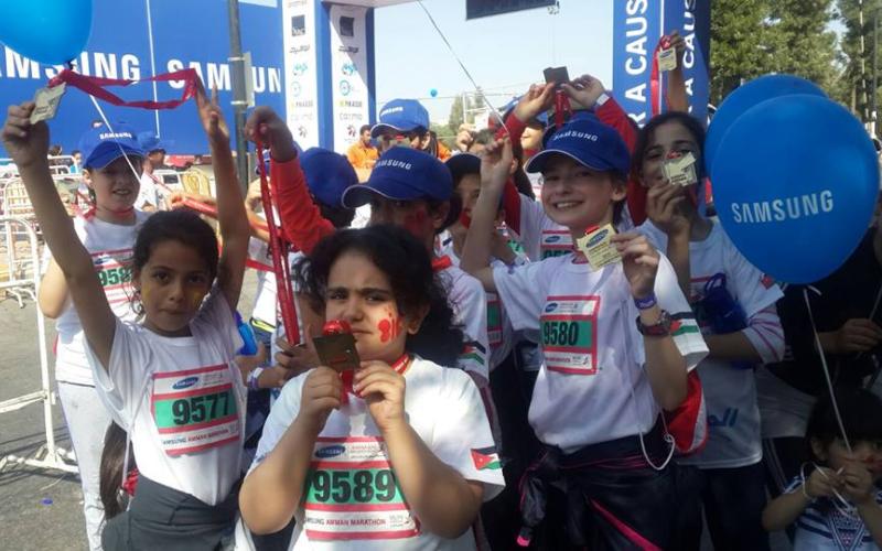 طالبات مدرسة ام كلثوم بالزرقاء يشاركن في ماراثون الاطفال بعمان